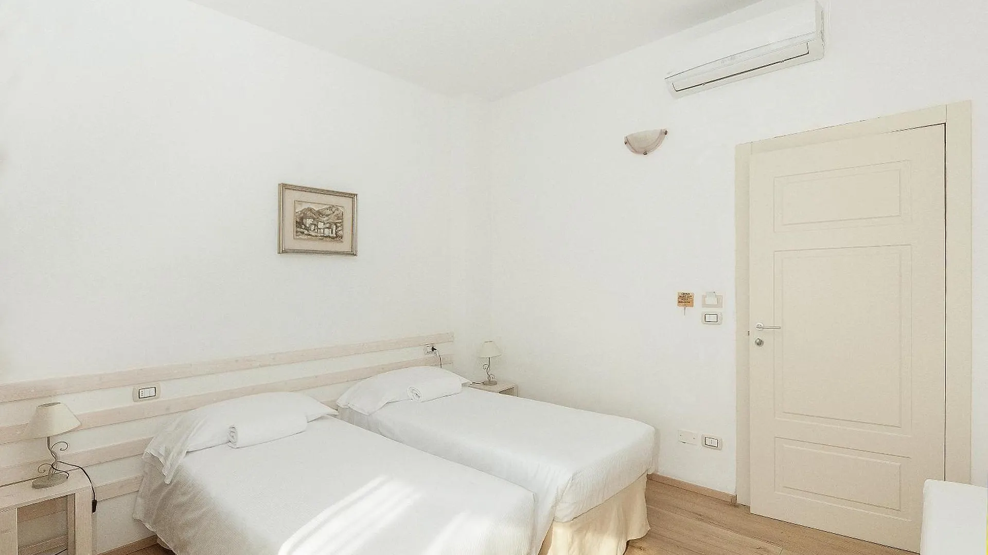 La Camera Bologna-Stazione Affittaly Rooms 0*, Bologna Italy