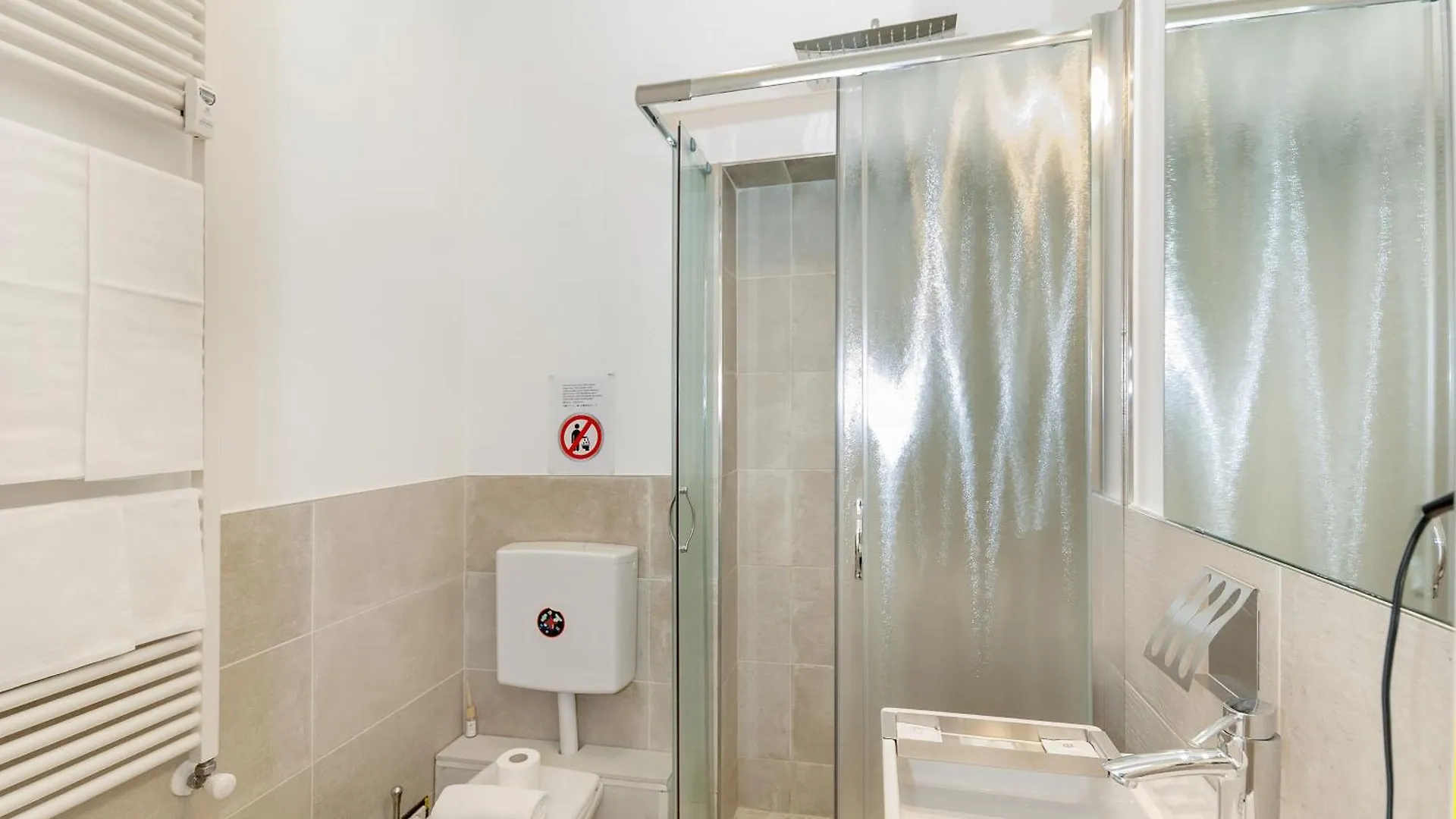 La Camera Bologna-Stazione Affittaly Rooms Italy